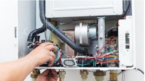 Technicien effectuant l'entretien d'une chaudiere