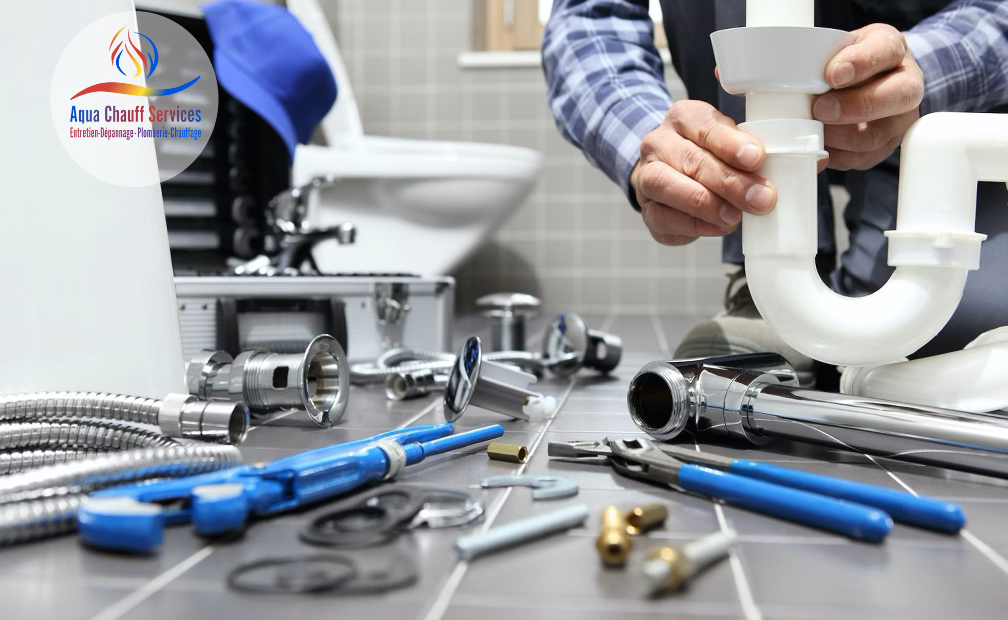 Plombier professionnel intervenant sur une installation sanitaire